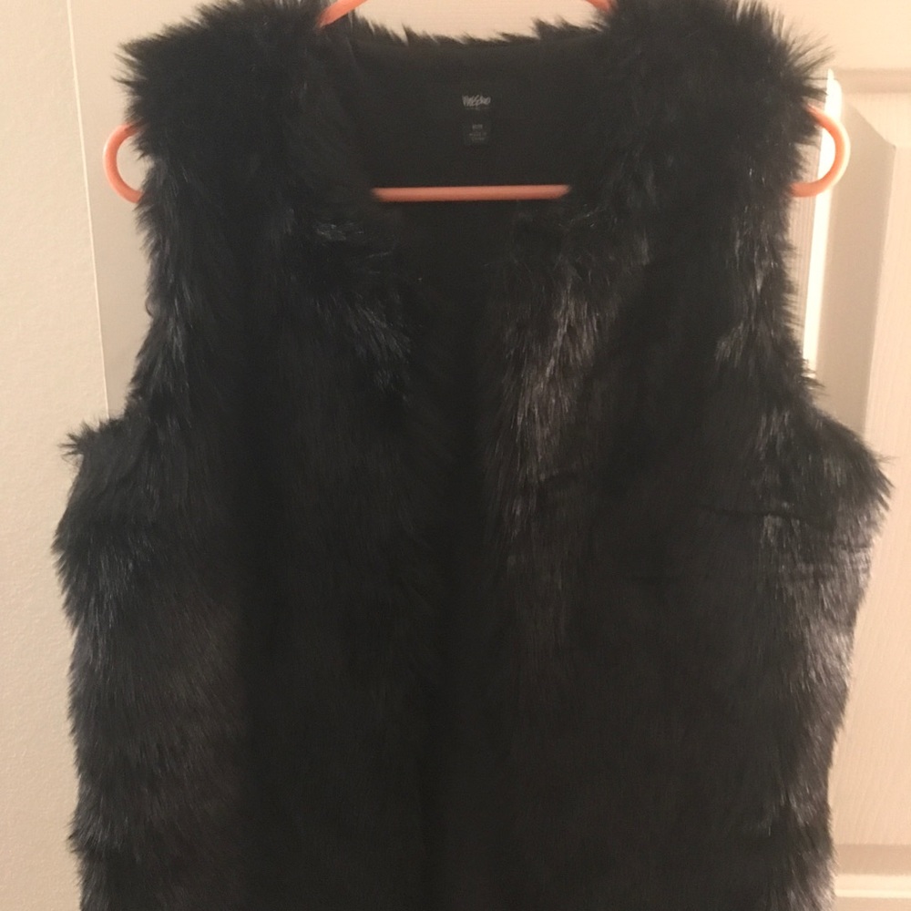 Black mossimo long vest with pockets!!